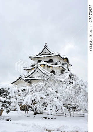 Hikone castle snow scene 27670922