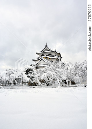 Hikone castle snow scene 27670923