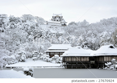 Hikone castle snow scene 27670924