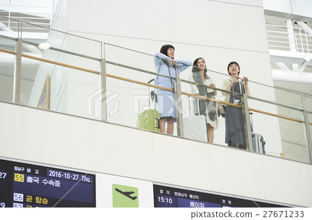 Female friend airport 27671233