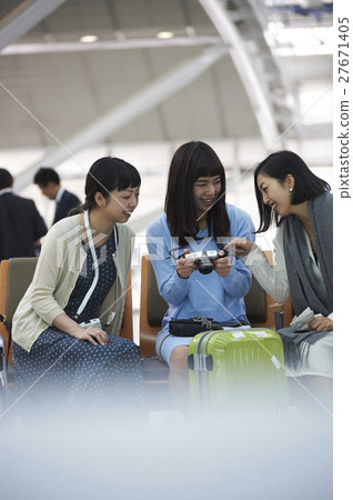 Female friend airport 27671405