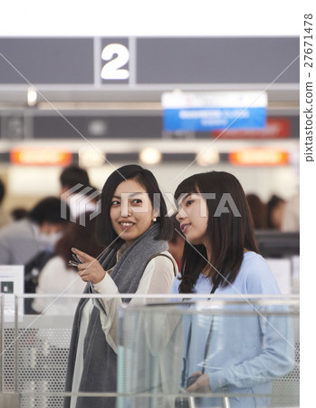 Female friend airport Female friend airport 27671478