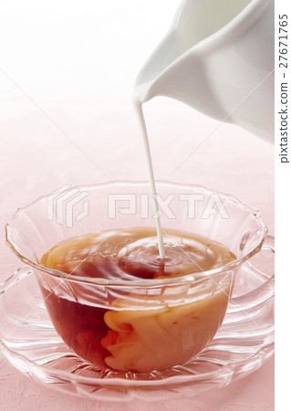 Pour milk into tea (milk tea) Pour milk into tea (milk tea) 27671765