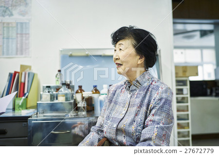 Senior medical 27672779