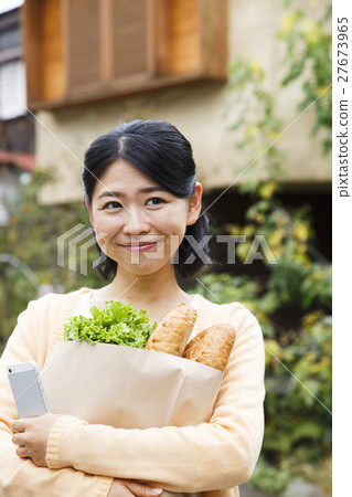 Shopping shopping smart female shopping housework housewife young lady lifestyle Shopping shopping smart female shopping housework housewife young lady lifestyle 27673965