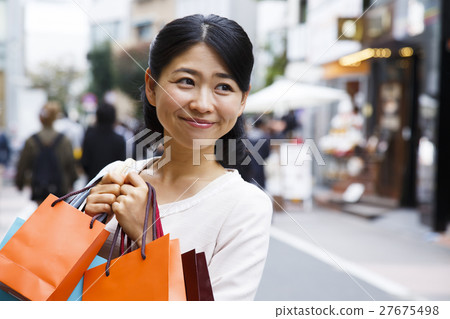 購物購物婦女購物的女商人少婦生活方式 27675498