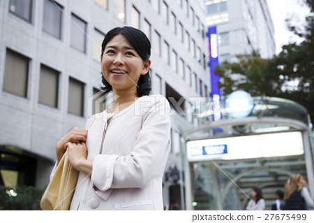 購物5購物女人購物商業女人年輕女士的生活方式後購物 27675499