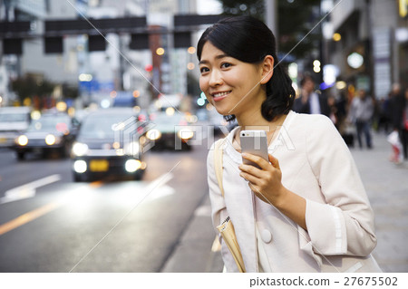 等待5個約會後購物Sumaho購物女性商務女士年輕女士 27675502