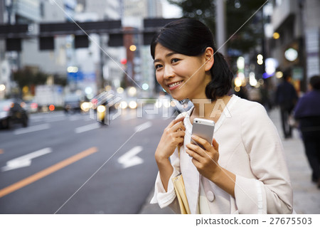 等待5個約會後購物Sumaho購物女性商務女士年輕女士 27675503