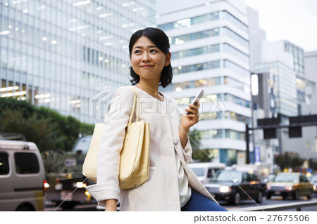 等待5個約會後購物Sumaho購物女性商務女士年輕女士 27675506