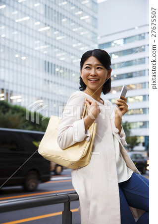 Waiting After 5 Dating Shopping Sumaho Shopping Women Business Woman Young lady 27675507