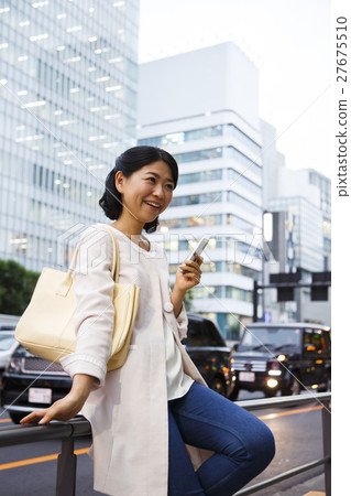 等待5個約會後購物Sumaho購物女性商務女士年輕女士 27675510