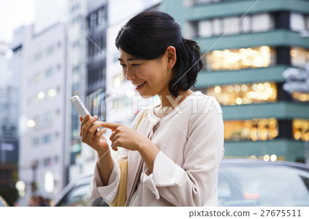 等待5個約會後購物Sumaho購物女性商務女士年輕女士 27675511