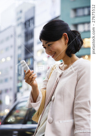 等待5個約會後購物Sumaho購物女性商務女士年輕女士 27675512