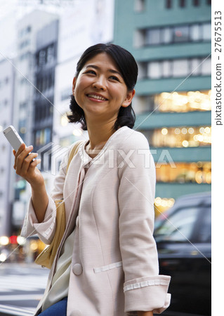 等待5個約會後購物Sumaho購物女性商務女士年輕女士 27675513