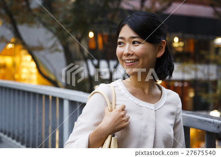 等待5個約會之夜購物購物婦女女商人小姐 27675540