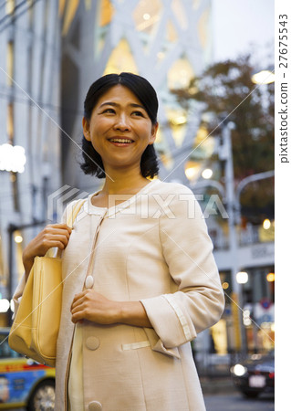 等待5個約會之夜購物購物婦女女商人小姐 27675543