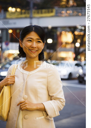 等待5個約會之夜購物購物婦女女商人小姐 27675545