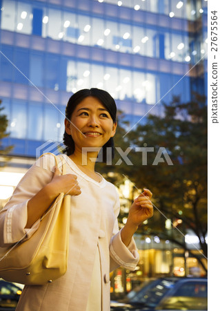 等待5個約會之夜購物購物婦女女商人小姐 27675564