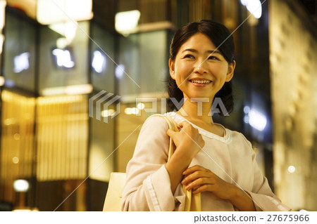 5個約會購物後的等待之夜購物女性商務女士年輕女士 27675966