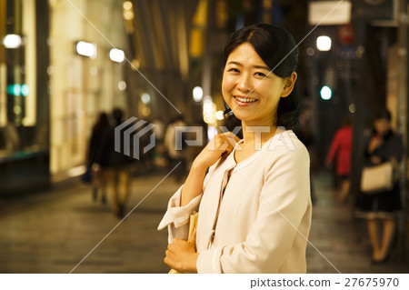 Waiting Night After After 5 Dating Shopping Shopping Women Business Woman Young lady 27675970