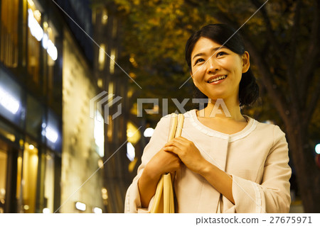 Waiting Night After After 5 Dating Shopping Shopping Women Business Woman Young lady 27675971