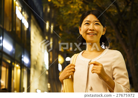 5個約會購物後的等待之夜購物女性商務女士年輕女士 27675972