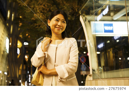 Waiting Night After After 5 Dating Shopping Shopping Women Business Woman Young lady 27675974