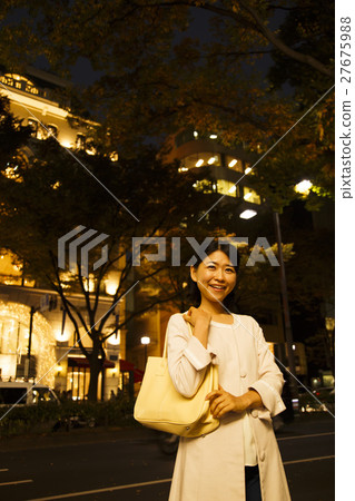 5個約會購物後的等待之夜購物女性商務女士年輕女士 27675988