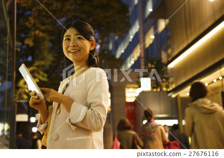 5個約會購物婦女女商人少婦以後的片劑會議等待的夜 27676116