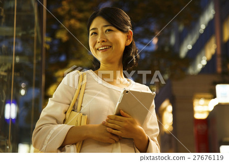 5個約會購物婦女女商人少婦以後的片劑會議等待的夜 27676119