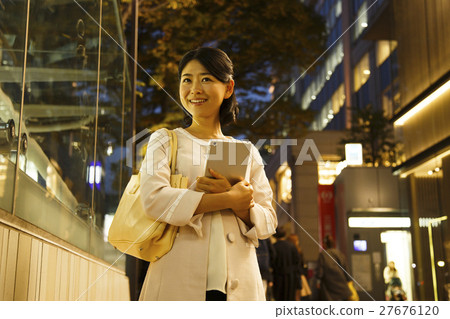 5個約會購物婦女女商人少婦以後的片劑會議等待的夜 27676120