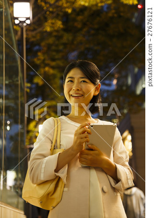 5個約會購物婦女女商人少婦以後的片劑會議等待的夜 27676121