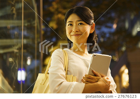 5個約會購物婦女女商人少婦以後的片劑會議等待的夜 27676123