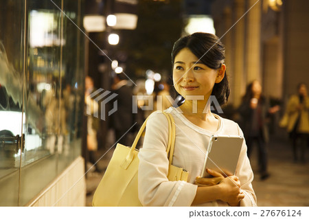 Tablet Meeting Waiting Night After 5 Dating Shopping Women Business Woman Young Women 27676124