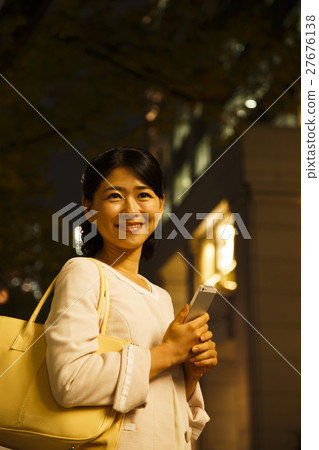 5 Sumaho日期之後的會議之夜購物婦女女商人小姐 27676138