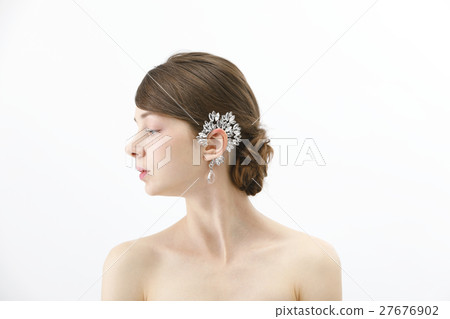 Bridal beauty shot Foreign women's ear cuff 27676902