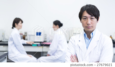 穿白色外套的實驗室人佩帶有照相機眼睛的胳膊 27679021