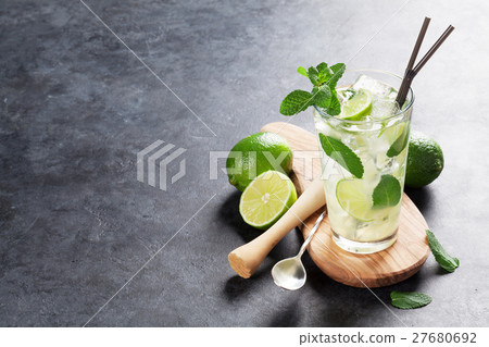 Mojito cocktail 27680692