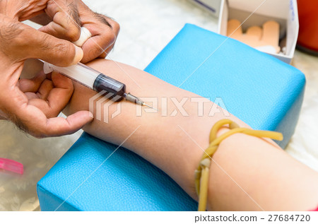 The doctor used syringe is taking blood for test 27684720