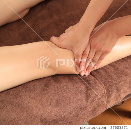 A woman receiving a slimming course 27685271