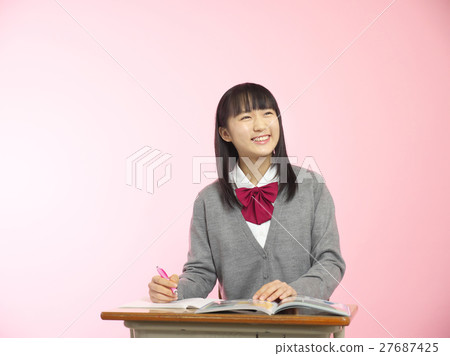 學校女生學習(櫻花色背景) 學校女生學習(櫻花色背景) 27687425
