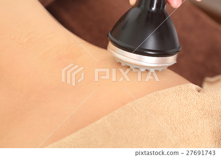 Women who receive esthetic Women who receive esthetic 27691743