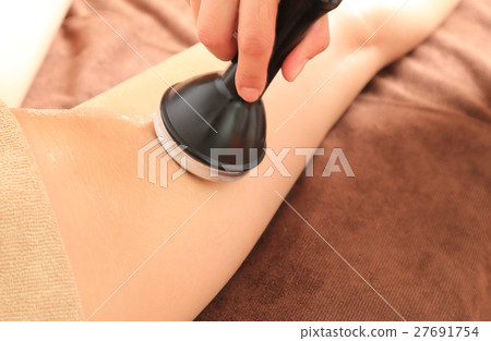 Women who receive esthetic 27691754