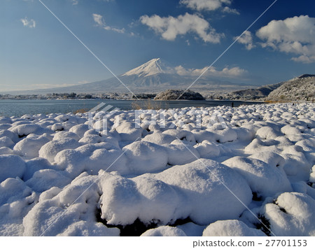 Kawaguchi湖薄雪的早晨 27701153