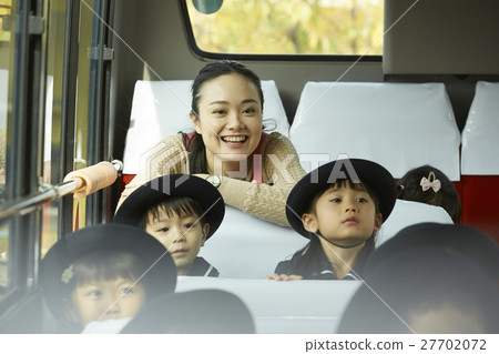 孩子們乘坐巴士服務巴士 27702072