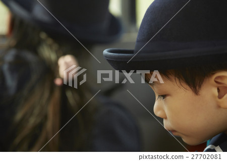孩子們乘坐巴士服務巴士 27702081