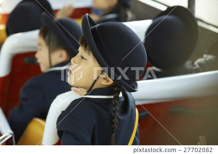 孩子們乘坐巴士服務巴士 27702082