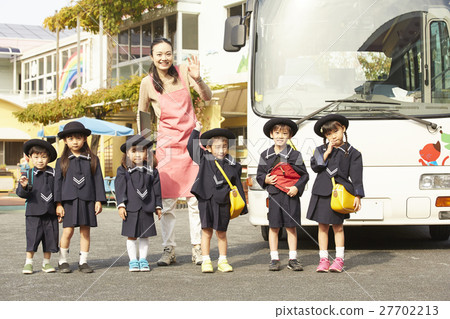 孩子們去上學 27702213