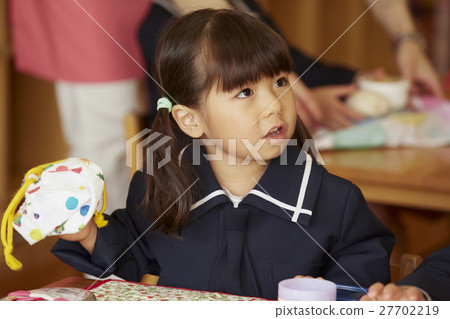 Children at lunchtime 27702219